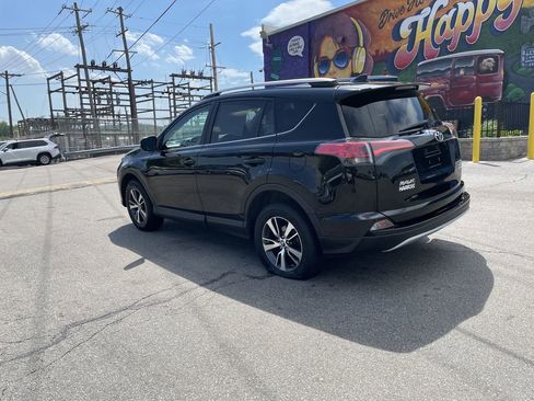 Used 2017 Toyota RAV4 XLE AWD/4WD image 3