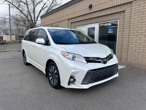 Used 2020 Toyota Sienna XLE Premium w/ Carpet Mat Package image 2
