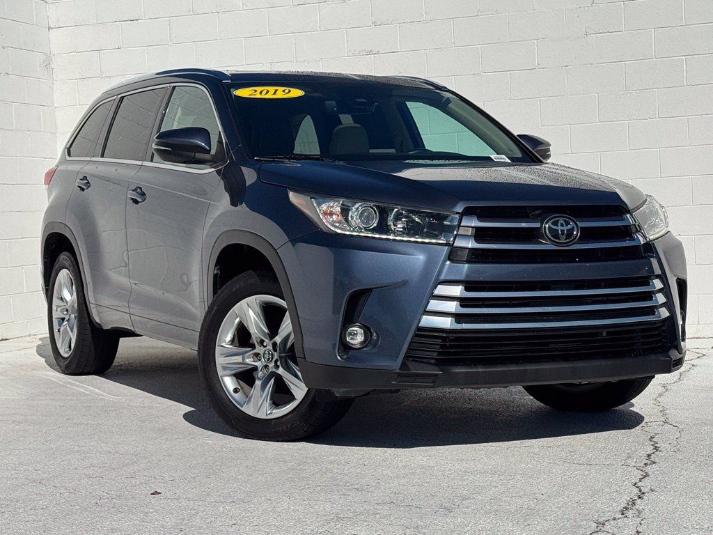 Used 2019 Toyota Highlander Limited FWD image 2