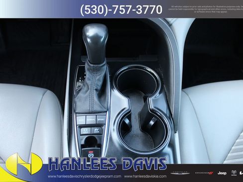 Used 2020 Toyota Camry SE image 18