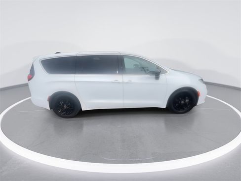 Used 2024 Chrysler Pacifica Touring-L image 9