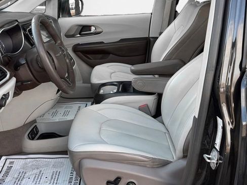 Used 2020 Chrysler Voyager Lxi image 12