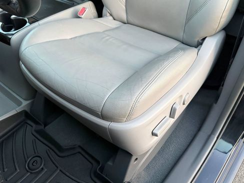 Used 2019 Toyota Sienna XLE FWD image 19