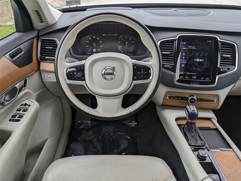 Certified 2022 Volvo XC90 T6 Momentum w/ Advanced Package image 16