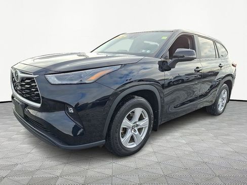 Used 2024 Toyota Highlander LE AWD/4WD image 3