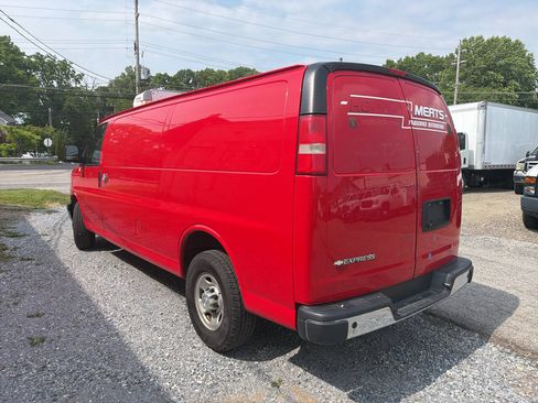 Used 2018 Chevrolet Express 3500 Extended w/ Driver Convenience Package RWD image 15