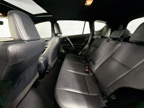 Used 2018 Toyota RAV4 SE image 32