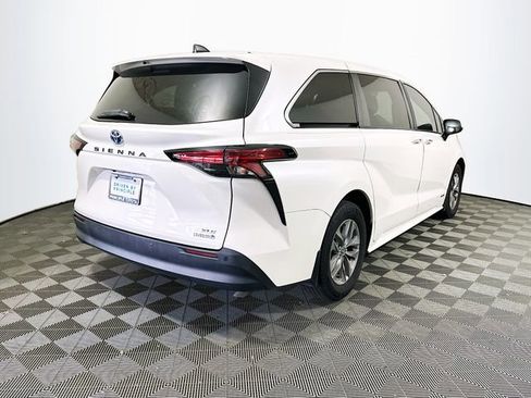 Used 2021 Toyota Sienna XLE image 8
