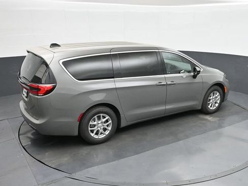 Used 2025 Chrysler Pacifica Select FWD image 32