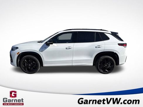 Used 2025 Volkswagen Tiguan SE R-Line image 2