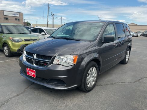 Used 2017 Dodge Grand Caravan SE w/ UConnect Hands-Free Group FWD image 2