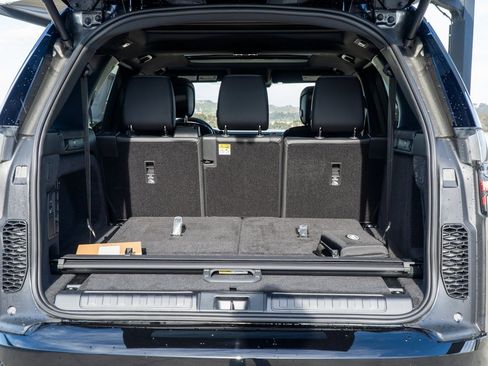 Used 2025 Land Rover Discovery Dynamic SE image 30