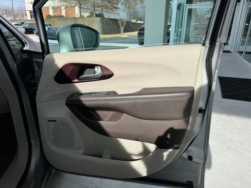 Used 2017 Chrysler Pacifica Touring-L Plus w/ Advanced Safetytec Group image 10