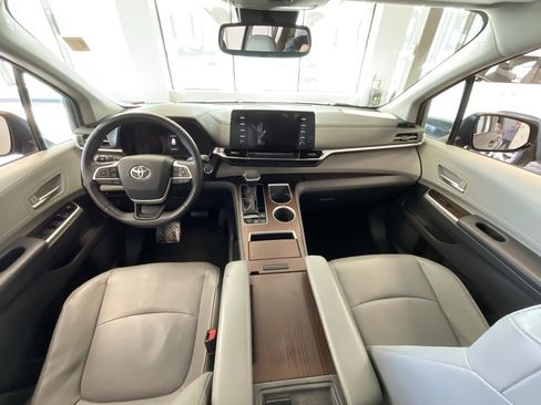 Used 2021 Toyota Sienna XLE image 8