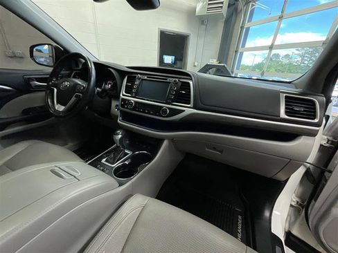 Used 2017 Toyota Highlander Limited Platinum AWD/4WD image 35