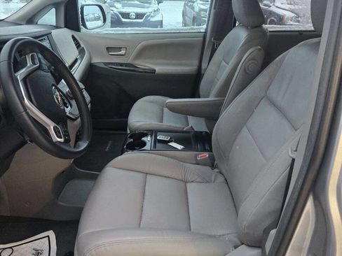 Used 2018 Toyota Sienna XLE image 3