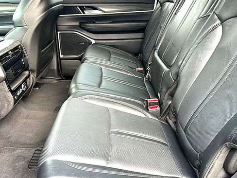 Used 2024 Jeep Wagoneer L Series II image 18