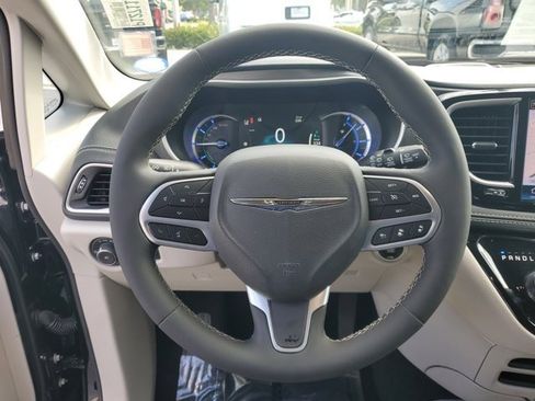 Used 2024 Chrysler Pacifica Select image 16