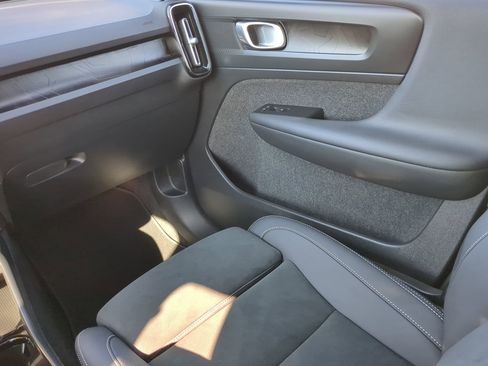 Used 2023 Volvo XC40 Recharge Plus image 45