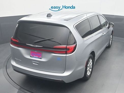 Used 2023 Chrysler Pacifica Touring-L FWD image 25