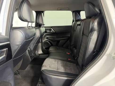 Used 2024 Mitsubishi Outlander SE image 7