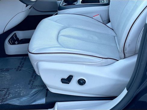 Used 2020 Chrysler Pacifica Limited FWD image 18