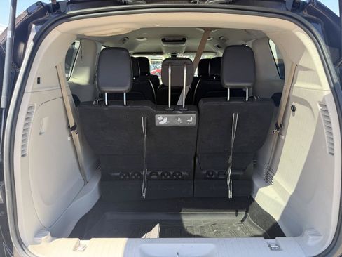 Used 2017 Chrysler Pacifica Touring-L FWD image 24