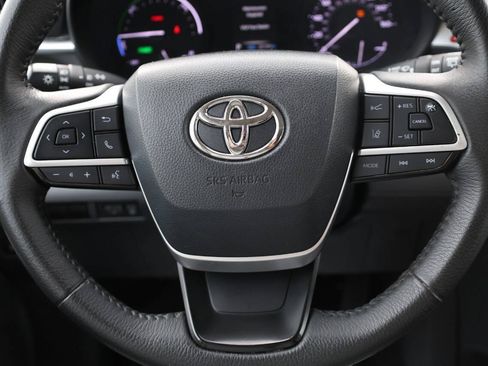 Used 2023 Toyota Sienna XLE FWD image 19