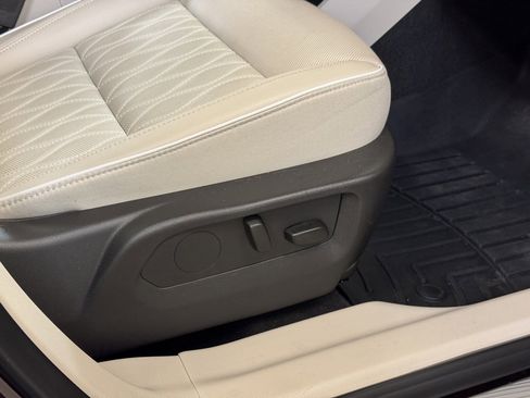 Used 2023 Buick Envision Avenir image 31