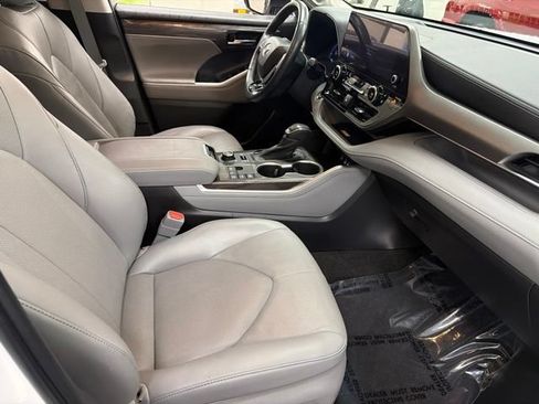 Used 2023 Toyota Highlander Limited AWD/4WD image 9