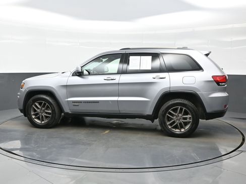 Used 2016 Jeep Grand Cherokee Laredo 75th Anniversary AWD/4WD image 3