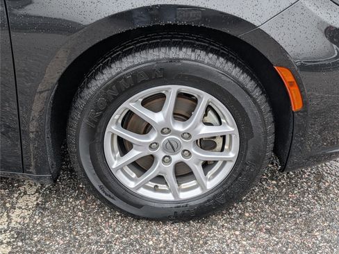 Used 2023 Chrysler Pacifica Touring-L image 9