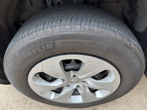 Used 2022 Toyota RAV4 LE image 22