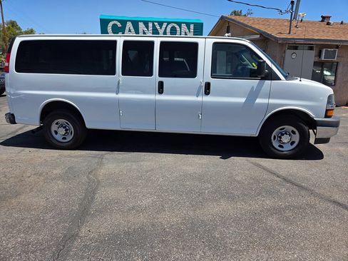 Used 2017 Chevrolet Express 3500 LT w/ LT Preferred Equipment Group RWD image 4
