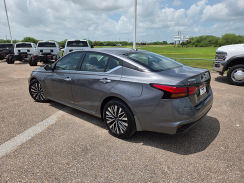Used 2024 Nissan Altima 2.5 SV FWD image 6