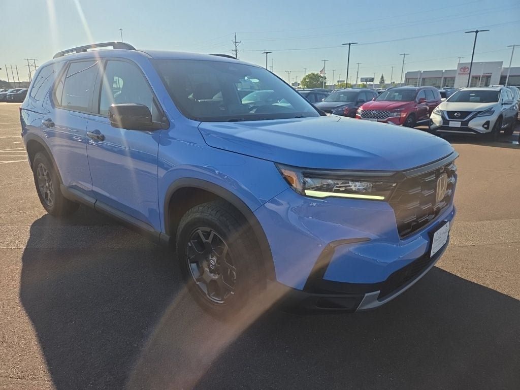 Used 2025 Honda Pilot TrailSport image 3