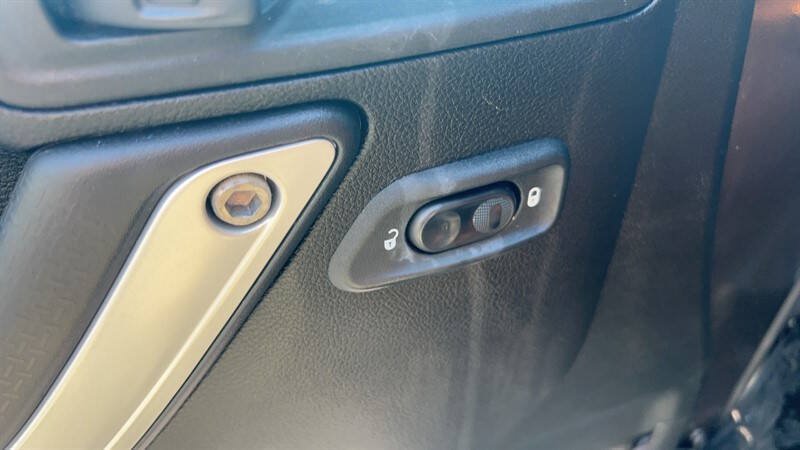 Used 2017 Jeep Wrangler Unlimited Sahara w/ Connectivity Group AWD/4WD image 19