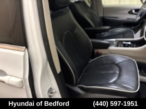 Used 2023 Chrysler Pacifica Limited FWD image 27