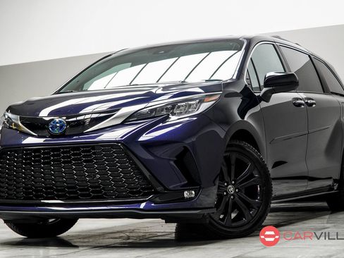 Used 2022 Toyota Sienna XSE image 1