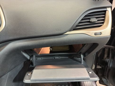 Used 2016 Jeep Cherokee Limited AWD/4WD image 25