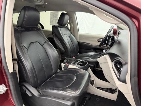 Used 2017 Chrysler Pacifica Touring-L FWD image 27