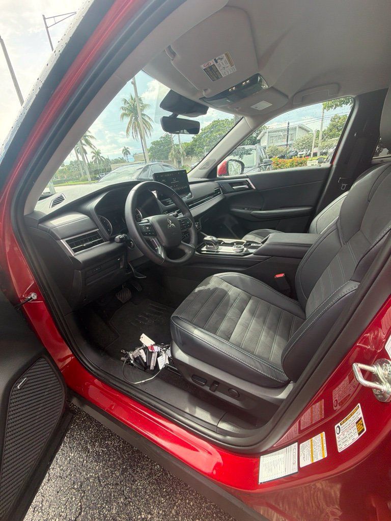 Used 2025 Mitsubishi Outlander SE AWD/4WD image 4