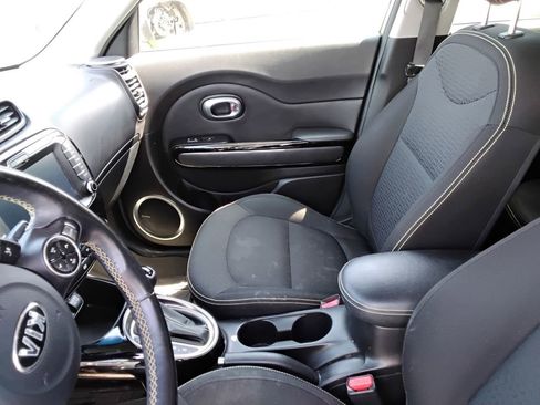 Used 2015 Kia Soul + w/ Audio Package FWD image 9