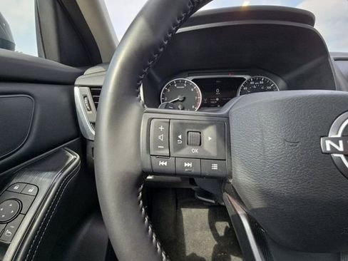 Used 2025 Nissan Rogue SV AWD/4WD image 11