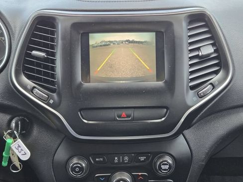 Used 2019 Jeep Cherokee Latitude w/ Popular Appearance Group FWD image 17