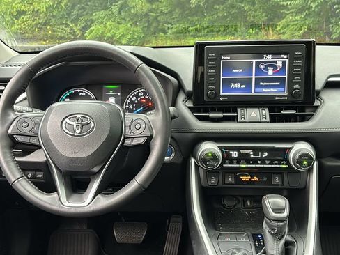 Used 2022 Toyota RAV4 XLE Premium AWD/4WD image 9