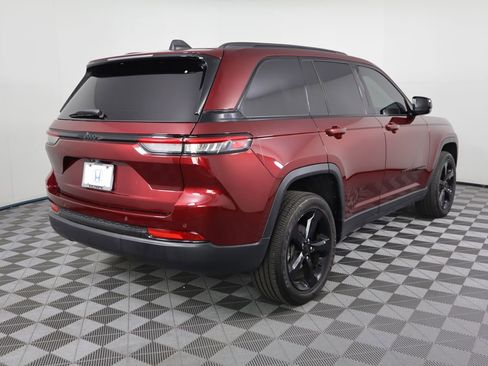 Used 2023 Jeep Grand Cherokee Altitude image 5