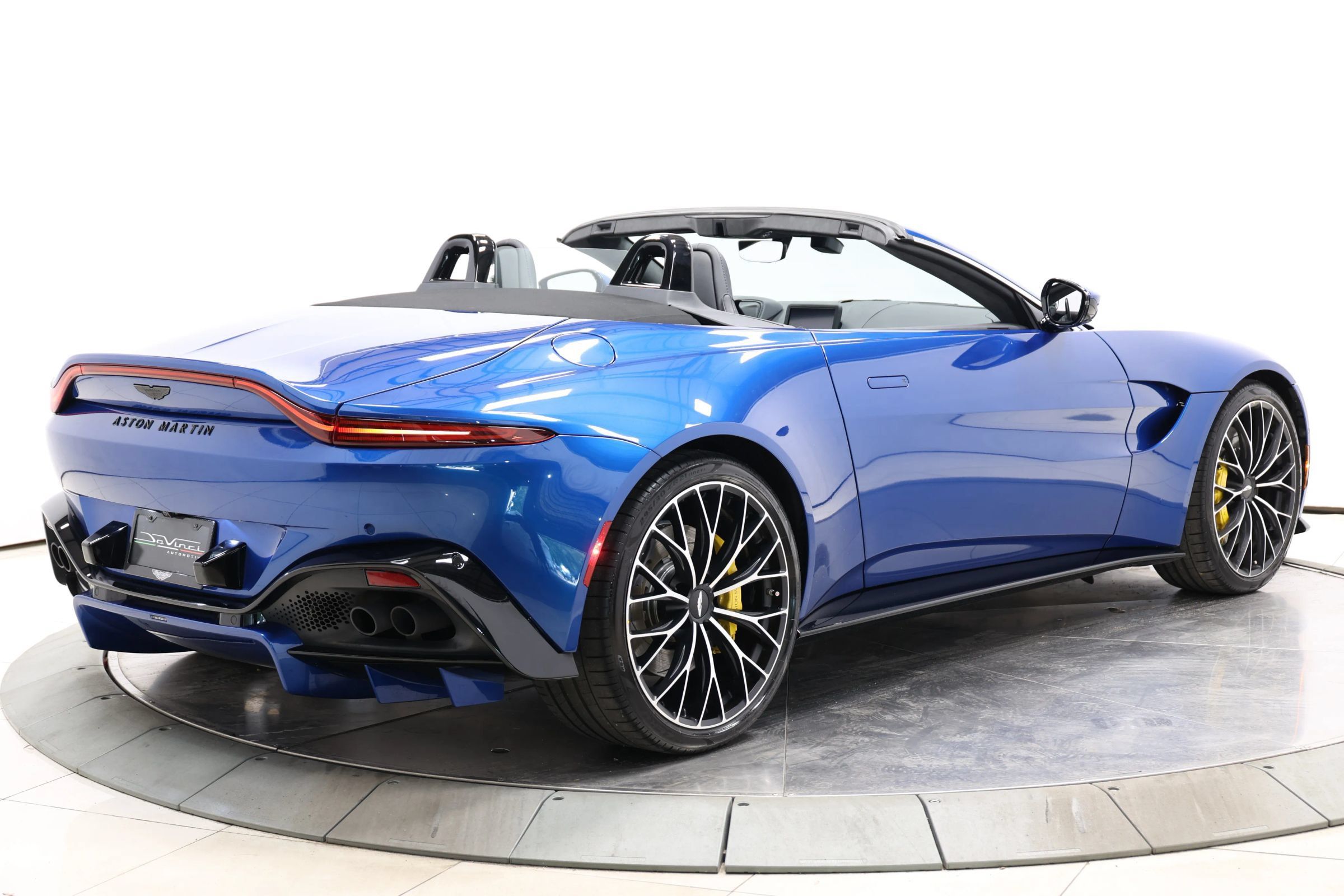 Used 2023 Aston Martin V8 Vantage Roadster RWD image 4
