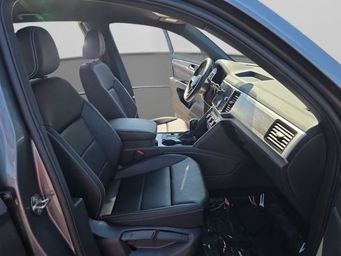 Used 2023 Volkswagen Atlas Cross Sport SE FWD image 31