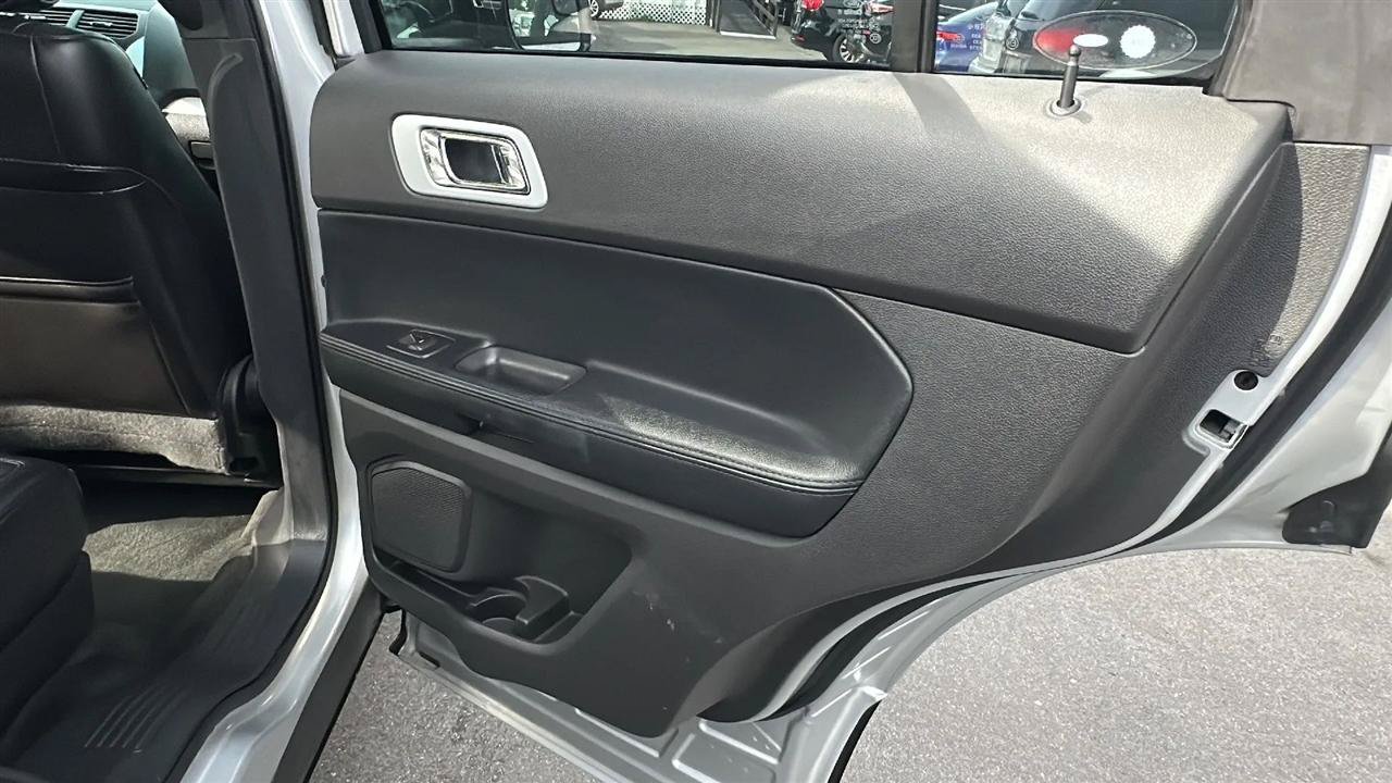 Used 2014 Ford Explorer XLT w/ Equipment Group 202A AWD/4WD image 35